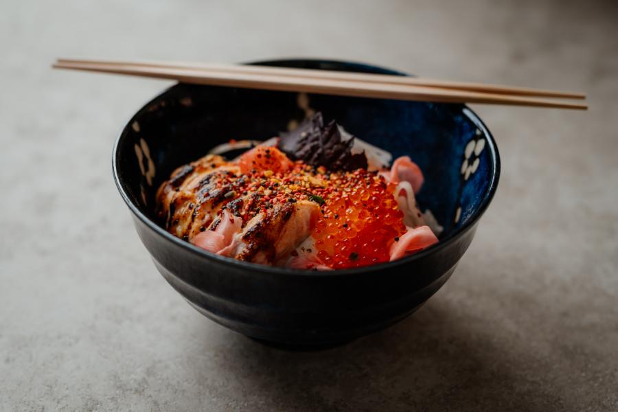 Chirashi sushi med eldad fjällröding & furikake